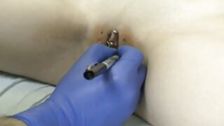Kåt jente anal fingering og dildo