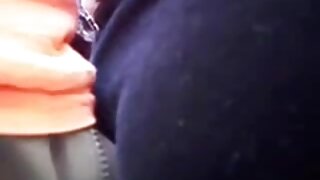 Tenåringer boring hverandre i et hotellrom.