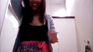 Blonde gir en blowjob, har sex og får en belastning på ansiktet